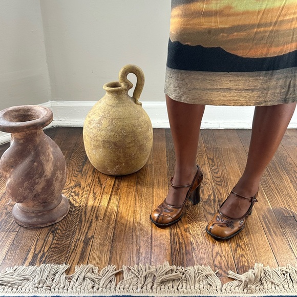 VINTAGE 1999 PRADA LEATHER FLORAL MARY JANE HEELS - Picture 10 of 11